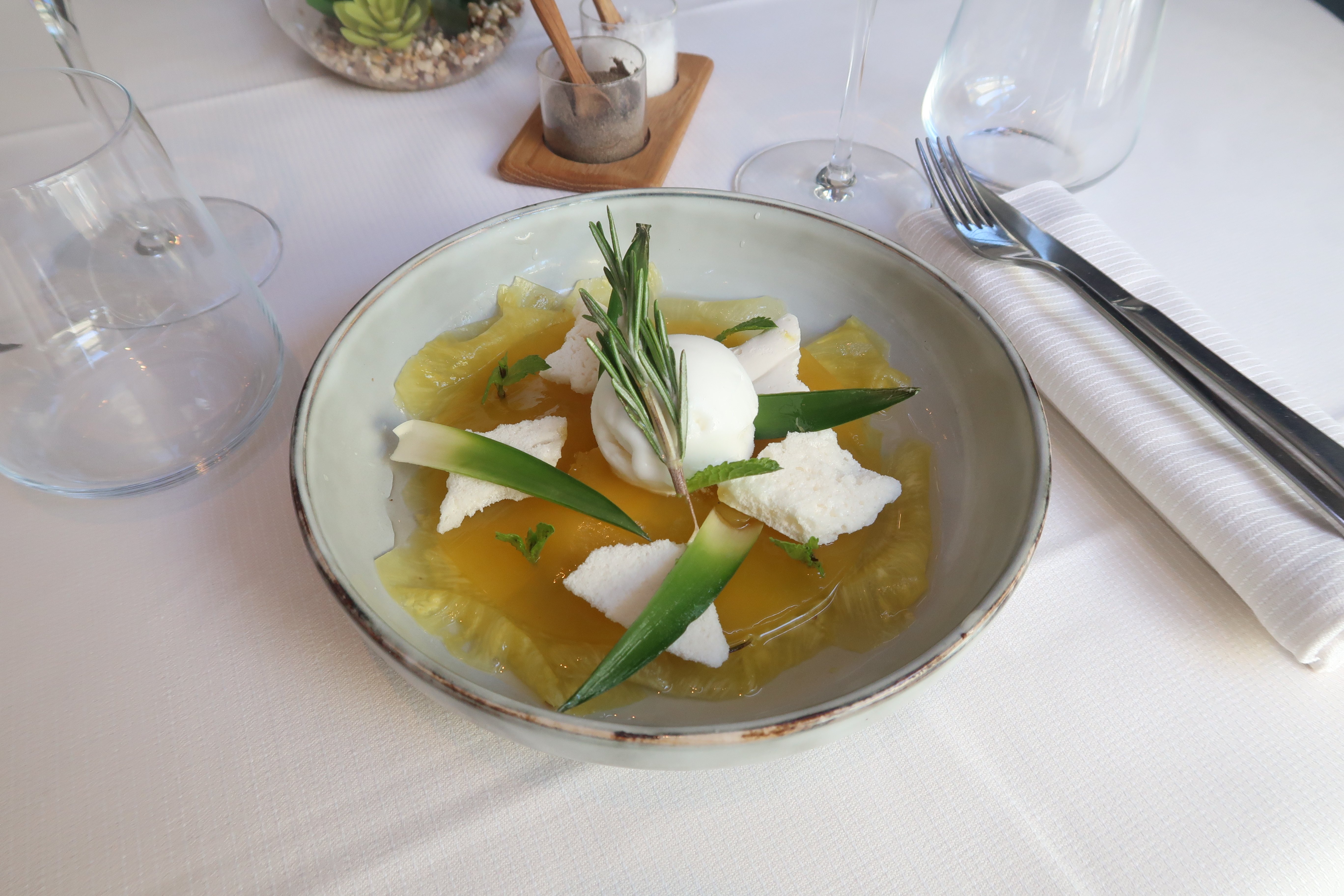 Carpaccio d'ananas, gelée de mangue et meringue