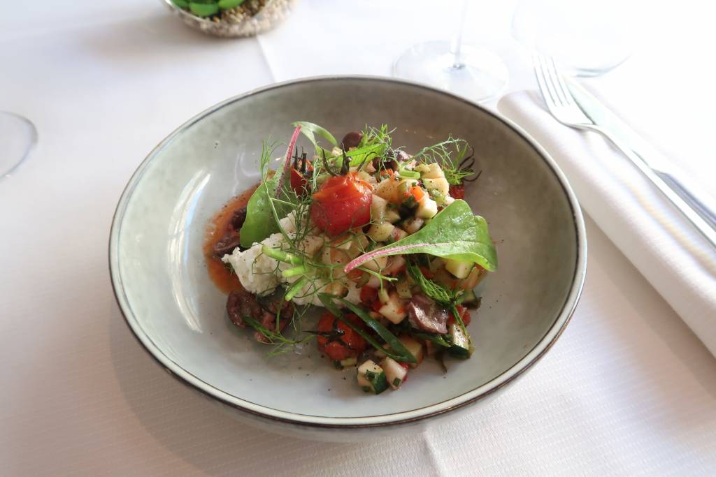 Salade grecque, feta de brebis, vinaigrette de tomates